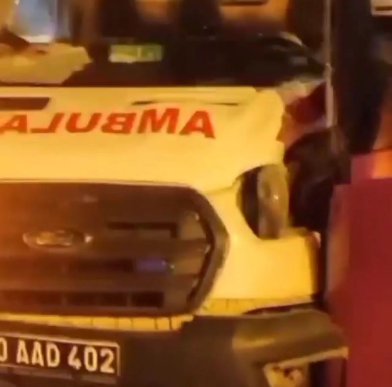 Van’da ambulans belediye otobüsü ile çarpıştı: 2 yaralı
