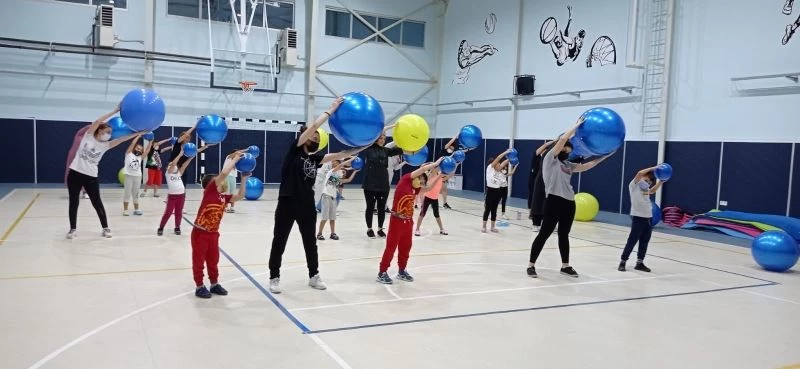 Anne ve çocuklar birlikte zumba yaptı
