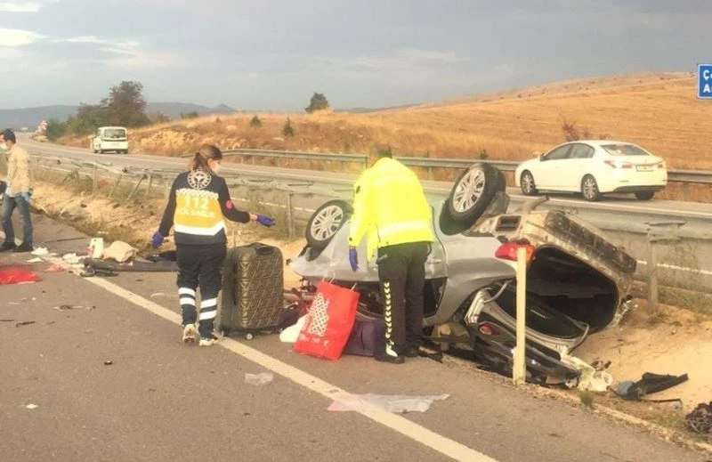 Çocuklarını üniversite kaydına götüren aile kaza yaptı: 1 ölü, 3 yaralı
