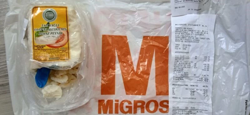 Marketten aldığı peynirin içinden eldiven çıktı
