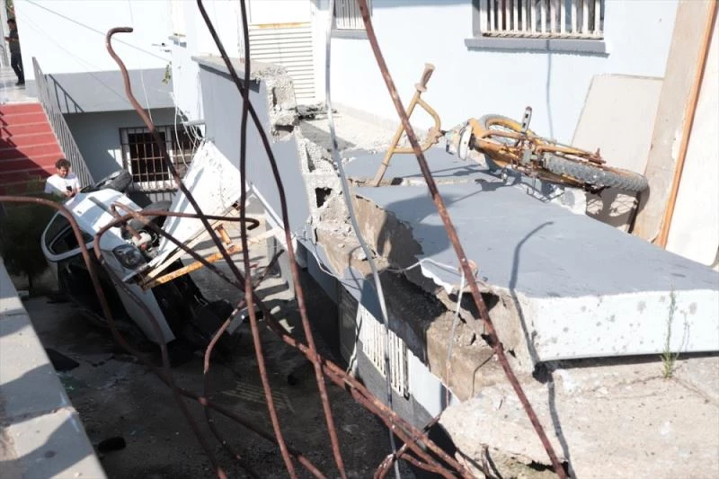 Hatay’da sürücüsü motosiklete çarpmamak için manevra yapan otomobil evin avlusuna devrildi