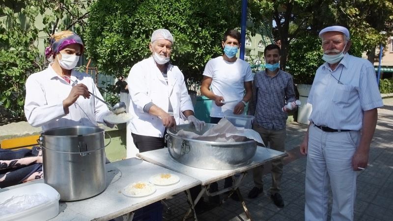 Burhaniye’de pilav ve lokma hayırları arttı
