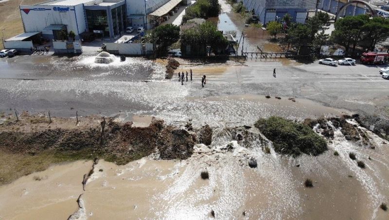 Sultanbeyli’de İSKİ’ye ait su borusu patladı, yol göle döndü
