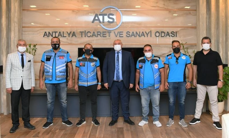 Moto-kuryeler fazla çalışma saatleri ve ekipmanlardan şikayetçi
