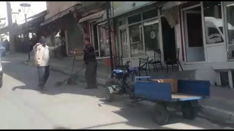 (Özel) Hem sokakları süpürüyor hem de göbek atıyor
