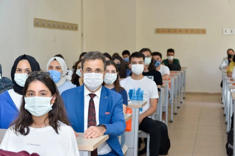 Rektör Çiçek Diş Hekimliği Fakültesi’nde ilk derse katıldı
