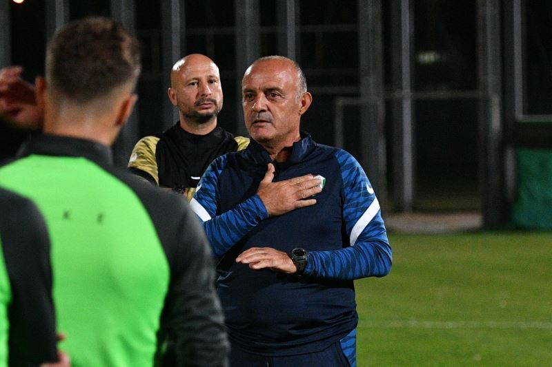Takımıyla ilk idmanına çıkan Bursaspor’un yeni teknik direktörü Özcan Bizati Ankaragücü