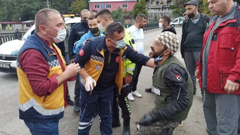 Köprüye çıkarak intihar etmek isteyen genci basın mensubu ikna etmeye çalıştı