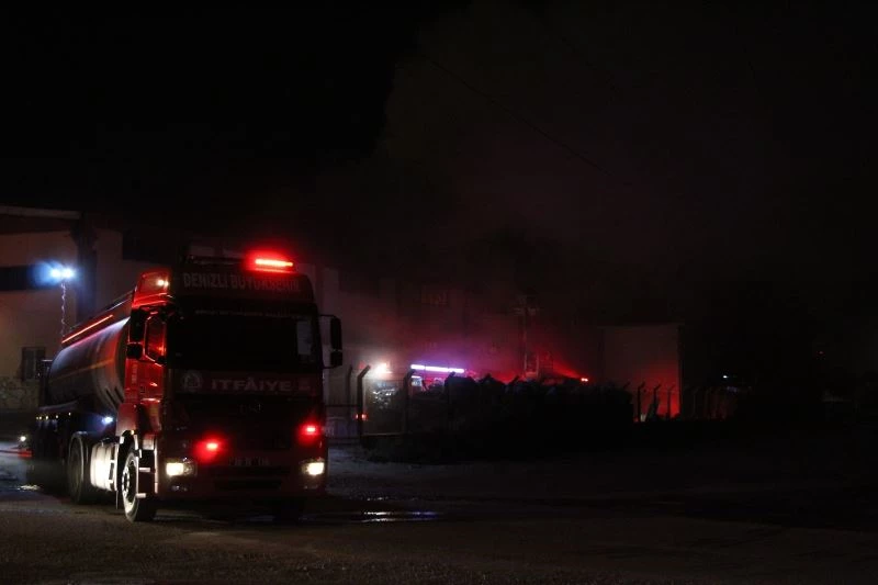 Geri dönüşüm fabrikasını saran alevler geceyi aydınlattı

