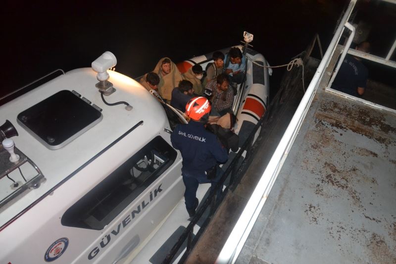 Van Gölü’nü şişme botlarla geçmeye çalışan 60 kaçak göçmen yakalandı

