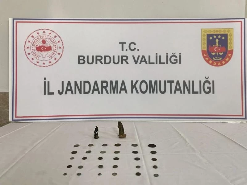 Burdur’da Roma dönemine ait sikke ve insan figürlü heykel ele geçirildi

