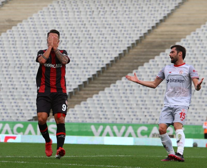 Süper Lig: Fatih Karagümrük: 0 - Antalyaspor: 0 (İlk yarı)