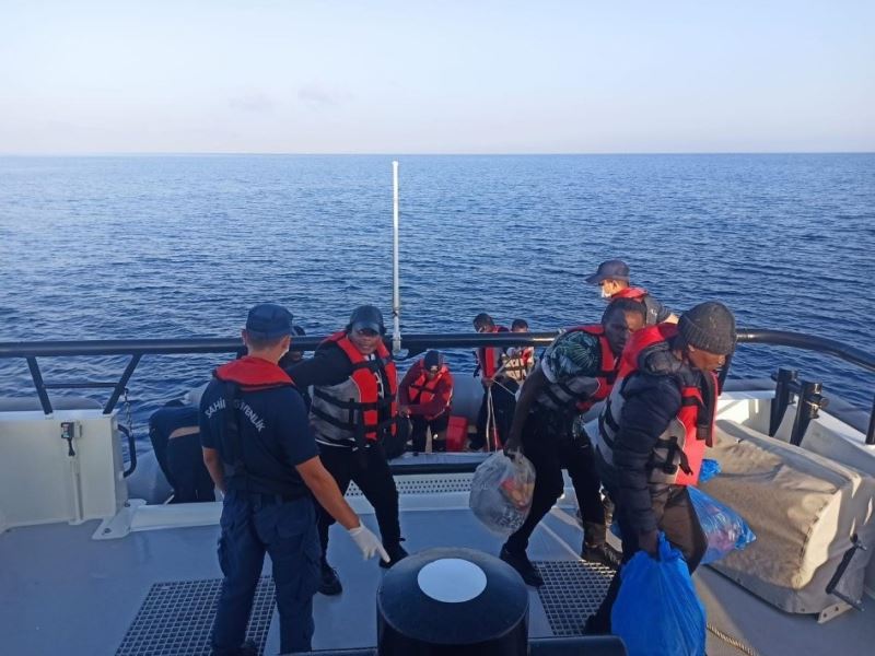 Yunan askerinin Türk karasularına ittiği 16 göçmen kurtarıldı
