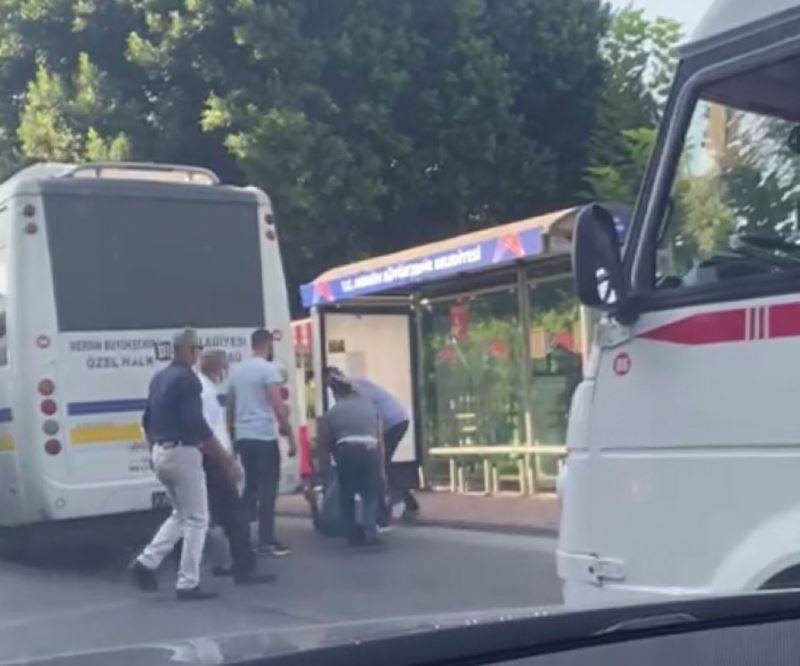 Halk otobüsü ile minibüs şoförünün yolcu kapma kavgası
