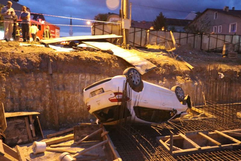 Otomobil yoldan çıktı, inşaat temeline uçtu: 2 yaralı
