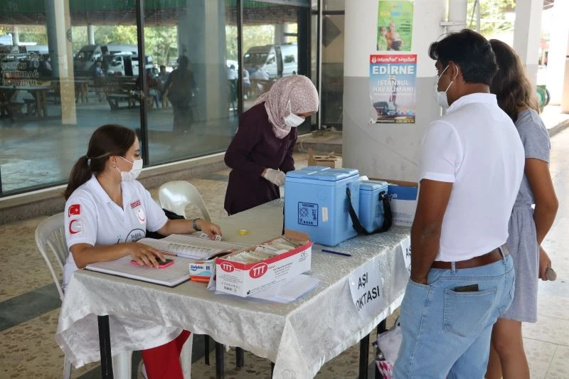 Seyahat edemeyenler otogarda aşısını olup yola devam ediyor

