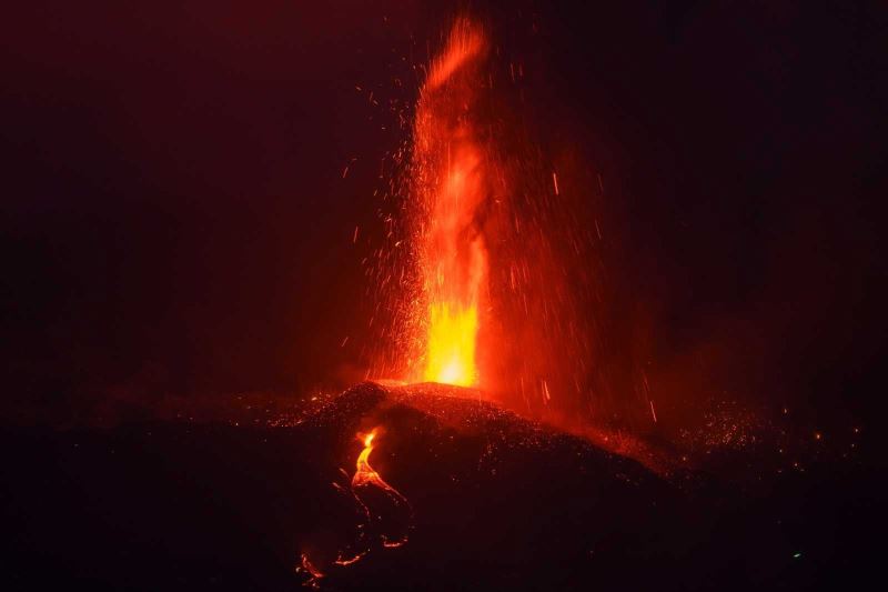 Kanarya Adaları’ndaki yanardağ felaketi havadan görüntülendi

