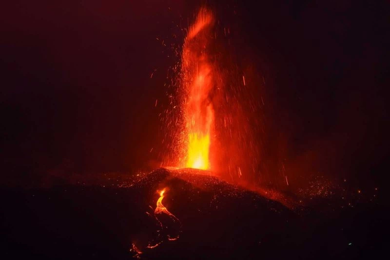 Kanarya Adaları’ndaki yanardağ felaketi havadan görüntülendi
