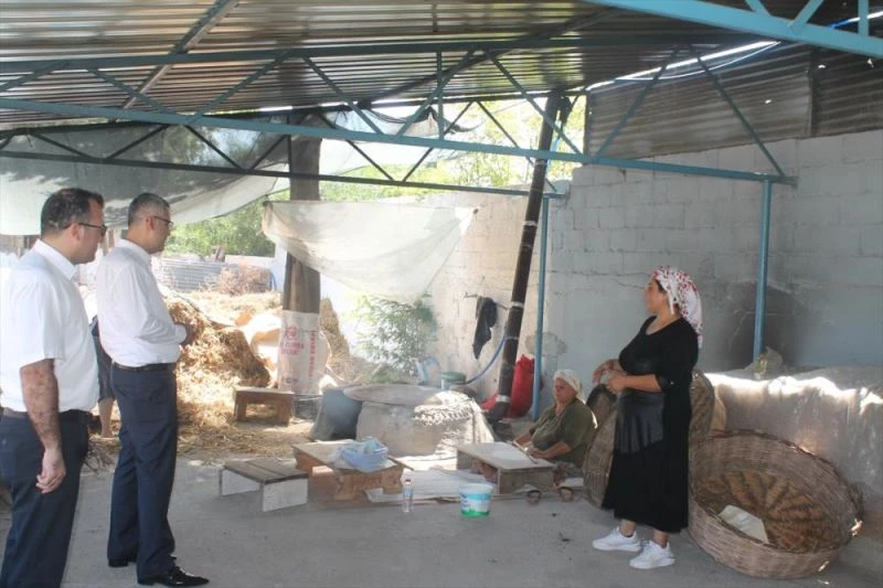 Yumurtalık Kaymakamı Hasan Hüseyin Vural, kadın girişim ve üretim kooperatifini ziyaret etti