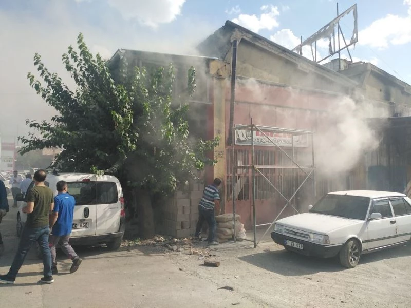 Demir çubuktan sıçrayan kıvılcım oto aksesuar dükkanını tutuşturdu
