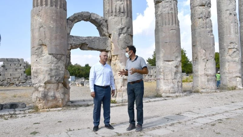 Rektör Çamsarı, Uzuncaburç Antik Kenti’ndeki kazı çalışmalarını inceledi
