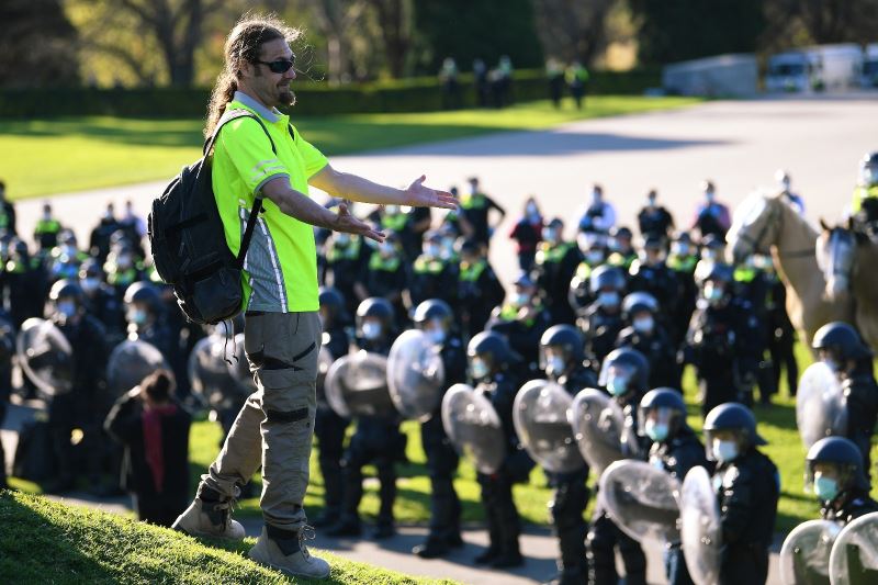 Avustralya polisinden aşı karşıtı protestoculara plastik mermili müdahale
