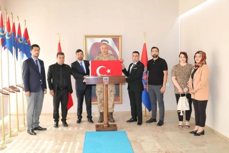 Batman’da şehit yakınları İl Jandarma Komutanı Başkaya ile bir araya geldi
