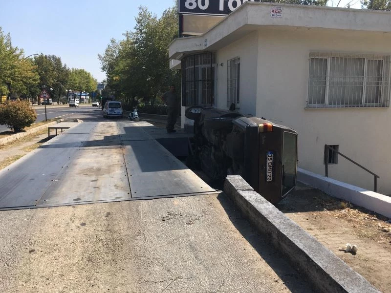 Bir anlık dalgınlığı otomobilin devrilmesine neden oldu
