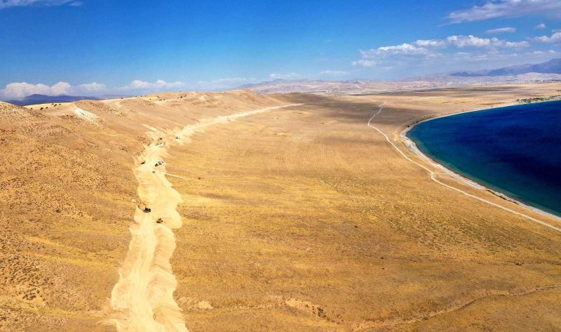 Vanlıları sahille buluşturacak yolda çalışmalar devam ediyor
