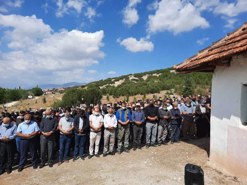 Tırın 6 aracı biçtiği kazada hayatını kaybeden genç adam toprağa verildi
