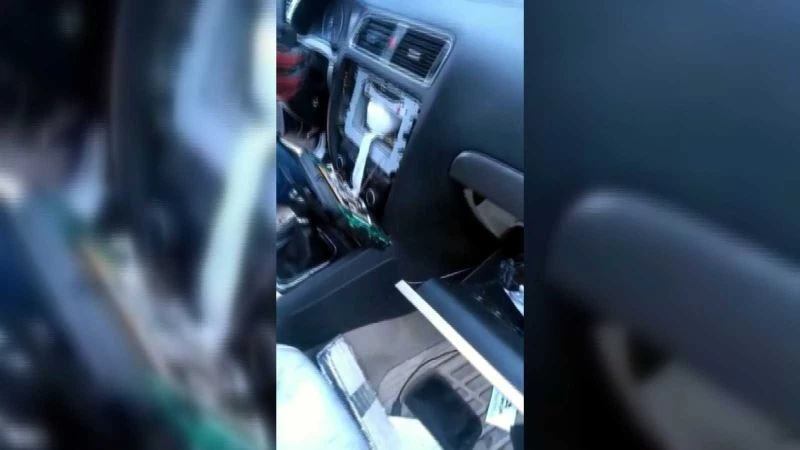 Dedektör köpekten kaçamadı:  Otomobil teybinin arkasına uyuşturucu zulalamışlar! 