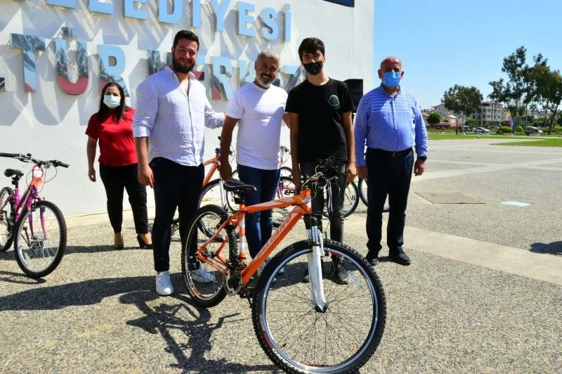 Yangınzede çocuklara bisiklet dağıtıldı
