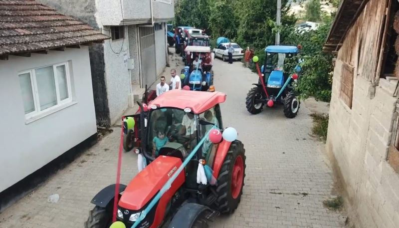 Çiftçinin sünnet düğünü böyle olur: Traktörle konvoy yaptılar