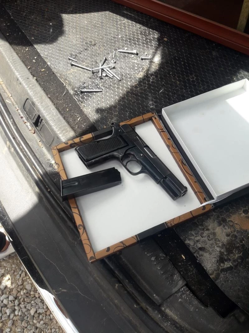 Çikolata kutusundan ruhsatsız tabanca çıktı
