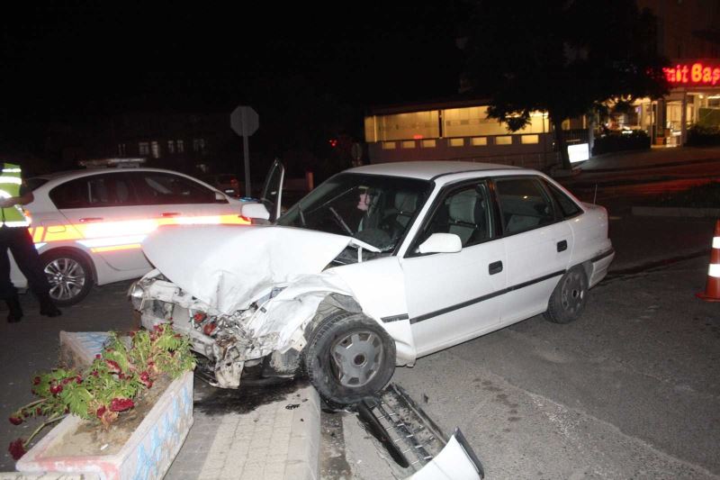 Manavgat’ta restorana girmesine ramak kalan otomobil, korku ve paniğe sebep oldu
