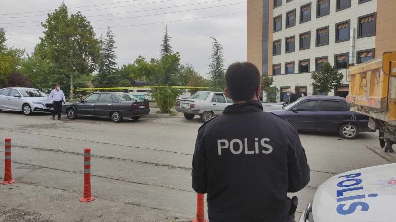 Hastanenin önünde oturan doktorun bacağına bıçak sapladı
