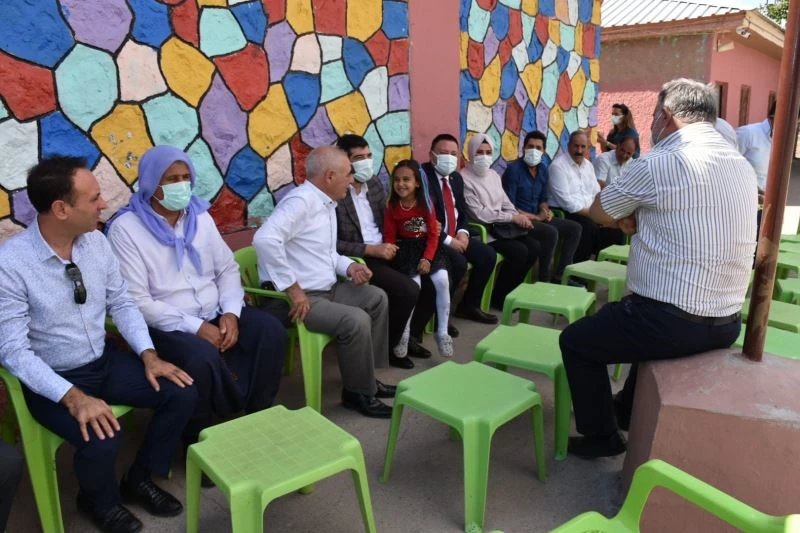 ’Çocuk gülerse dünya güler’ dedi, Karacadağ bölgesindeki öğrencilerin yüzünü güldürdü
