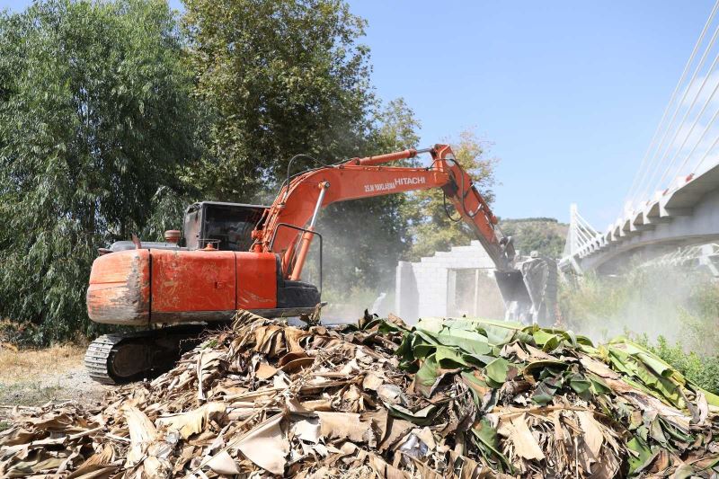 Dimçayı yolu üzerinde bulunan kaçak yapılar yıkıldı
