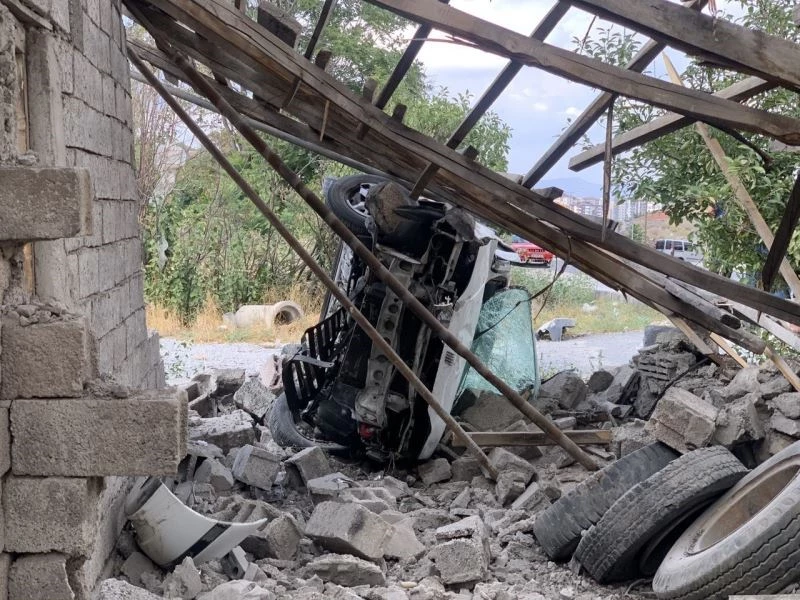 Yoldan çıkan otomobil yan yatarak bahçeye girdi: 2 yaralı
