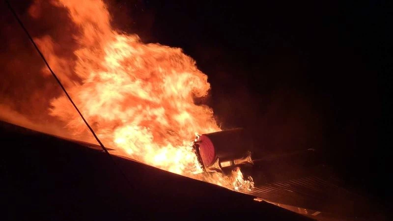 Garajda başlayan yangın çatıyı sardı
