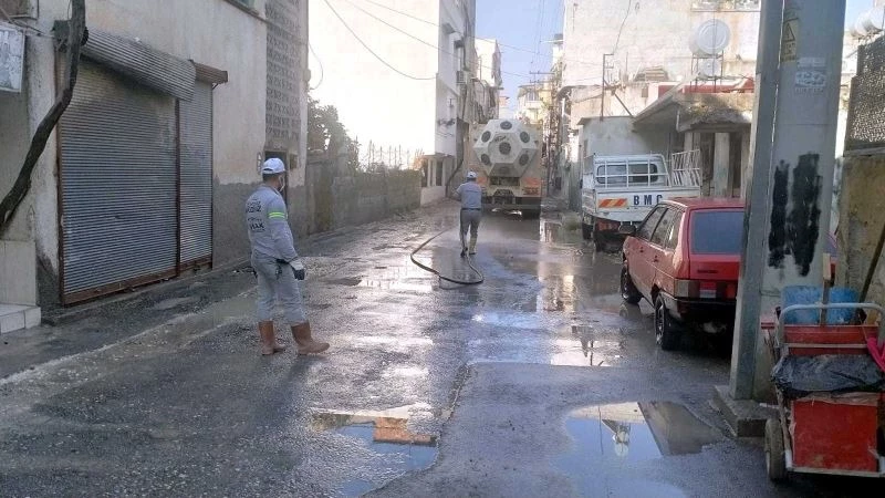 Akdeniz Belediyesi, yağmurda zor anlar yaşayanların yardımına koştu
