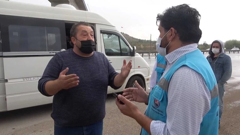 Pozitif yolcu taşıyan sürücünün bahanesi pes dedirtti: “HES kodu sorgulayamam, çünkü benim telefonum eski”
