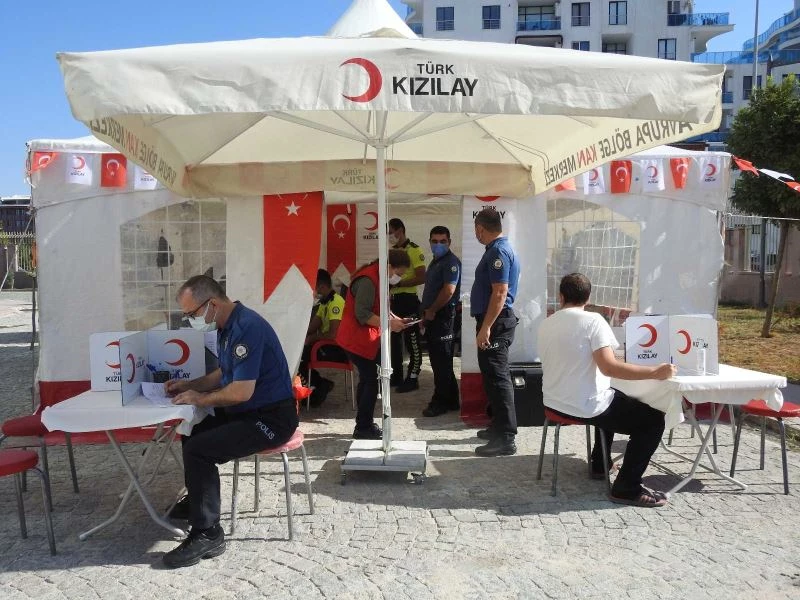 Anonsu duyan polisler kan bağışı için çadıra koştu
