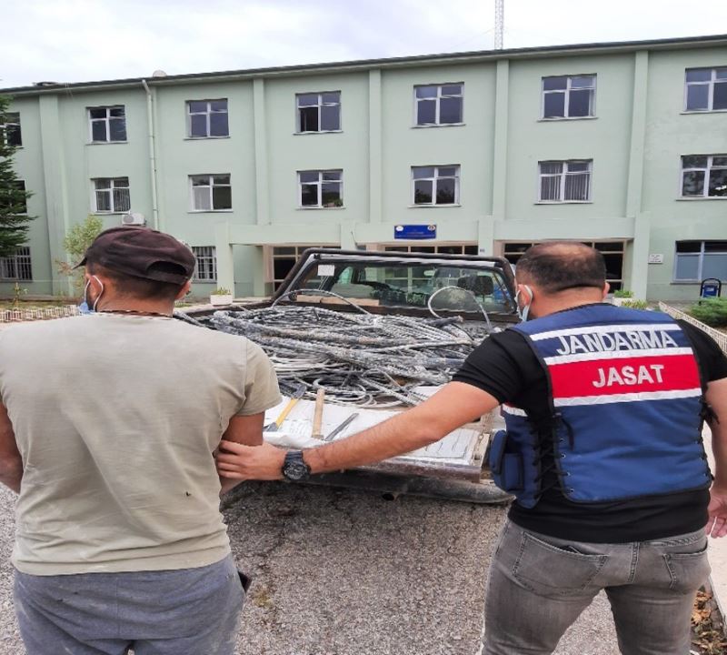 Fabrika’dan bakır kablo çalan hırsız jandarmadan kaçamadı
