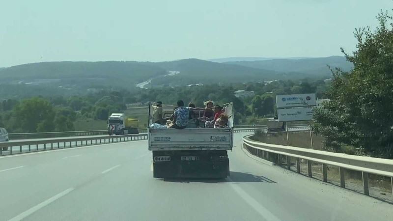 (Özel) Şile’de kamyonet kasasında 8 kişinin tehlikeli yolculuğu kamerada
