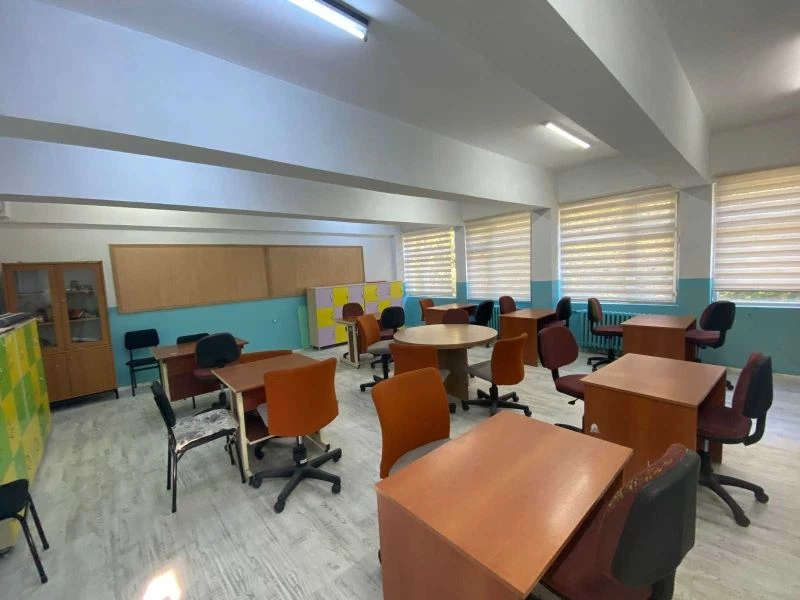 Atık kitaplarla üç sınıfı yenilediler
