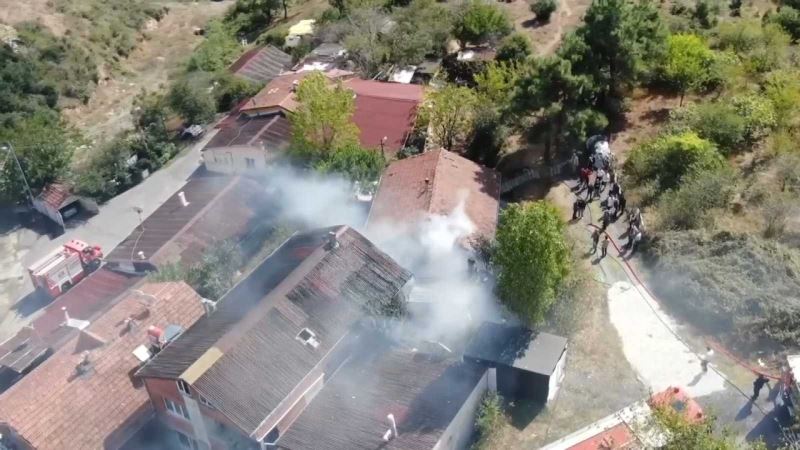 Ümraniye’de kömürlükte çıkan yangın 2 binanın çatısına sıçradı
