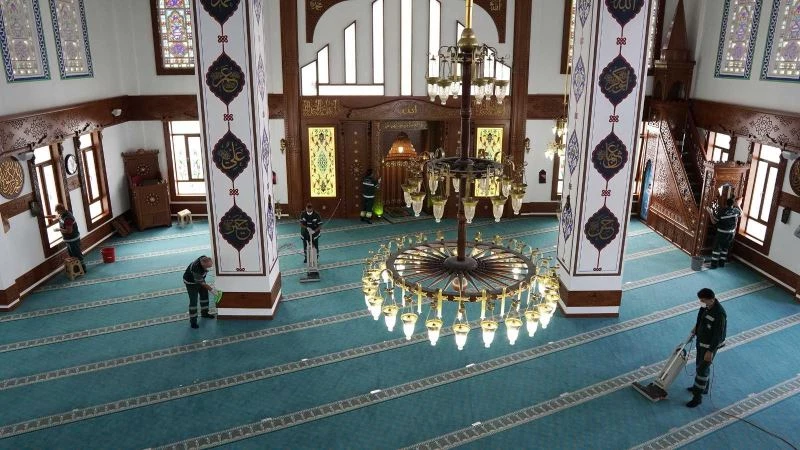 Keçiören’de ibadethaneler gül suyu ile temizlendi
