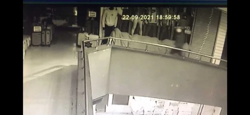 Mağazadan 10 dakikada 2 valiz ve 3 mont çalan şahıs yakalandı
