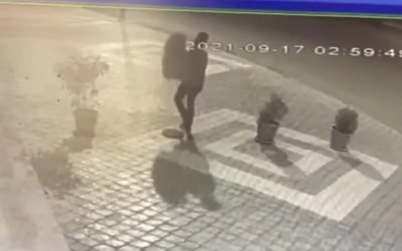 Batman’da hırsız çiçekleri saksıları ile birlikte çaldı
